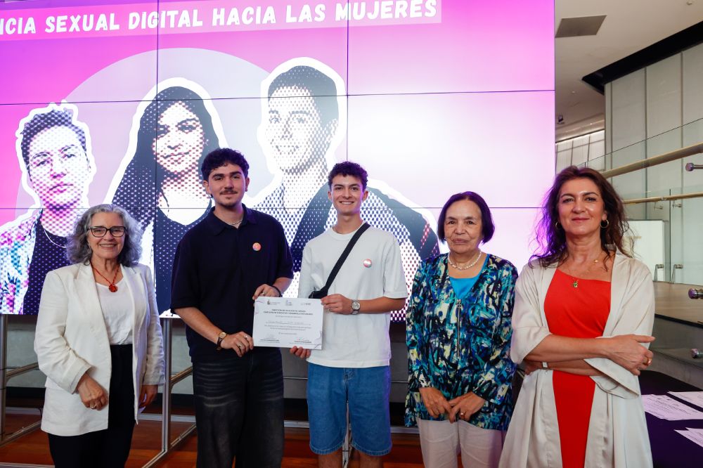Diego Fiallo y Carlos Gajardo, de la Facultad de Derecho, ganadores del 1er lugar