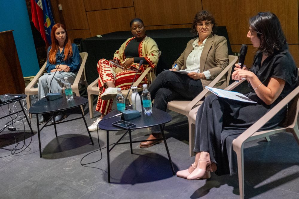 Panel de conversación, Albania Quevedo, especialista en cuidados de ONU Mujeres, que contó con la participación de Bárbara Astudillo, defensora de derechos humanos ambientales; Michel-Ange Joseph, del CIJYS; Alejandra Sepúlveda, de Sembrando Cuidados; y Catalina Arteaga, académica de la Facultad de Ciencias Sociales de la Universidad de Chile.