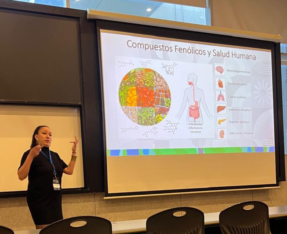 Miltha Hidalgo, durante la presentación de su investigación "Efecto de los compuestos fenólicos asociados a la fibra del epicarpio de uva sobre la comunidad bacteriana colónica humana y su capacidad fermentativa”, dirigida por el profesor Omar Porras.