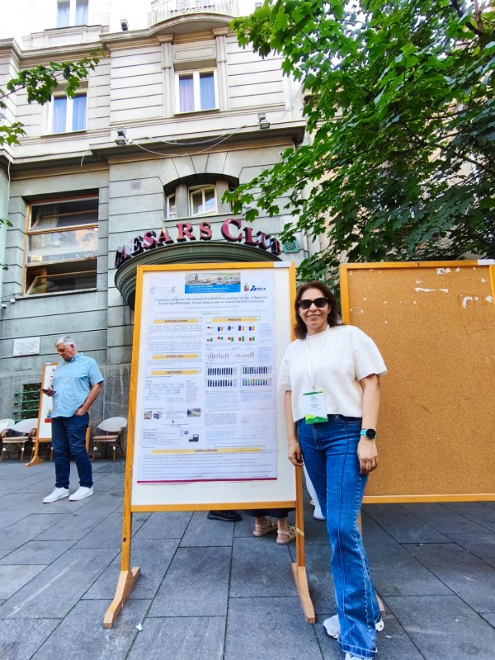 La doctora Angélica Reyes junto a su póster presentado en BiomeFUN 2025, con sede en Belgrado, Serbia.