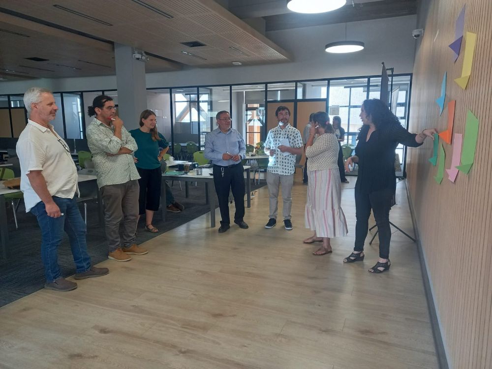 Fotografía de asistentes participando en actividad del Consejo 