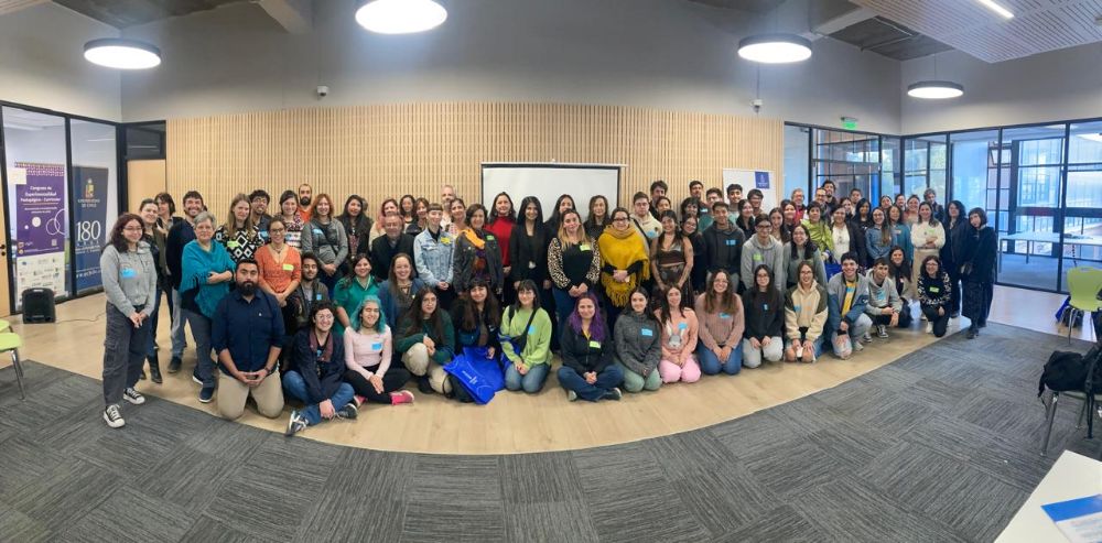La jornada del 26 de abril reunió a estudiantes, profesoras/es guías de práctica y académicas/os de los cinco programas de Pedagogía de la Universidad de Chile.