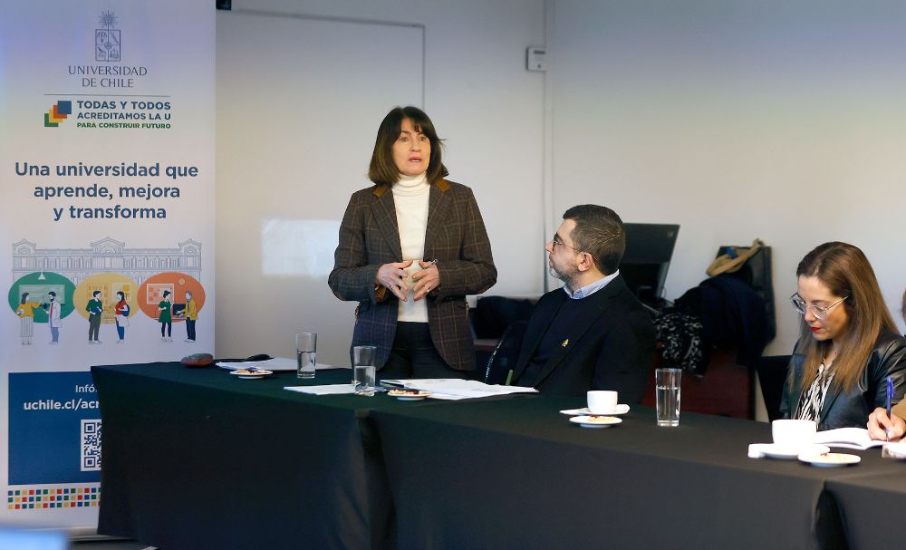 La prorrectora también destacó que su registro de publicaciones es muy bueno. Por ejemplo, en el periodo estudiado, ha publicado 163 artículos en revistas indexadas, 61 capítulos de libros y 21 libros con comité editorial. Esto contribuye “al liderazgo de la Universidad de Chile que tiene el 50,6% de sus publicaciones indexadas en Web of Science en el cuartil 1”, indicó