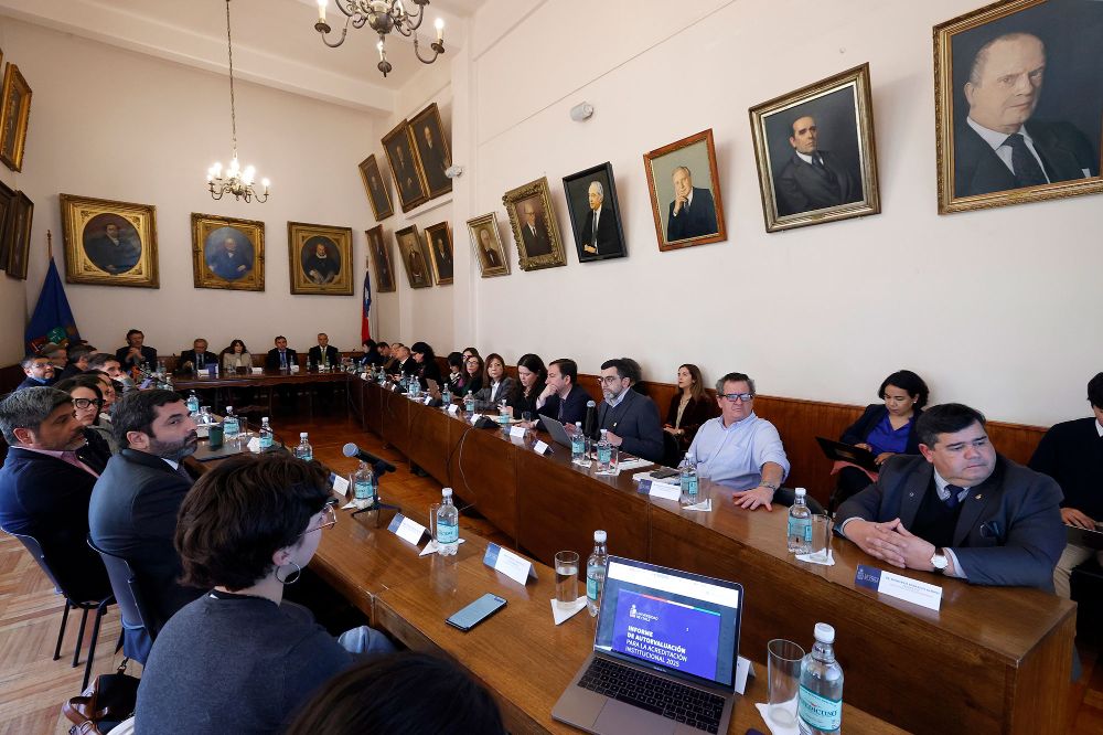 En la Facultad de Derecho —destacó la Prorrectora— funcionan diez departamentos y cinco centros especializados en diversas áreas, que contribuyen al estudio e investigación interdisciplinaria del derecho.