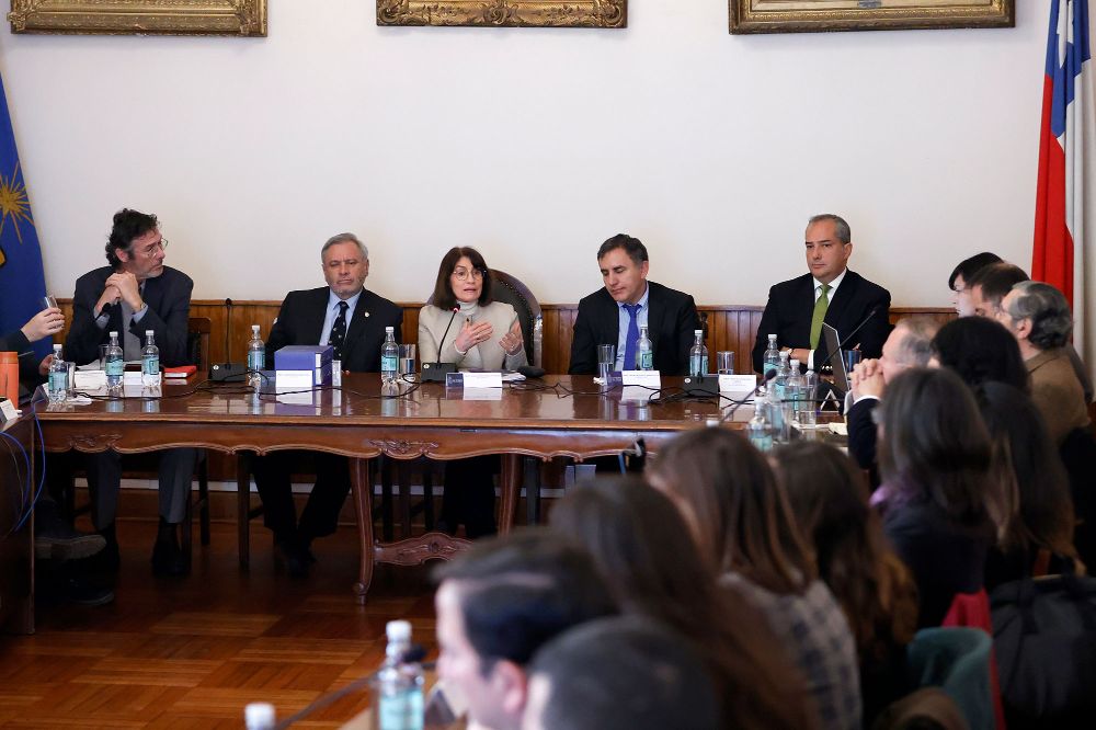 En relación a la vinculación con el entorno, la Facultad de Derecho es reconocida por la labor de su Clínica Jurídica, el apoyo brindado a los dos recientes procesos constituyentes, como también en la organización de diversos seminarios, talleres y cursos de actualización. 
