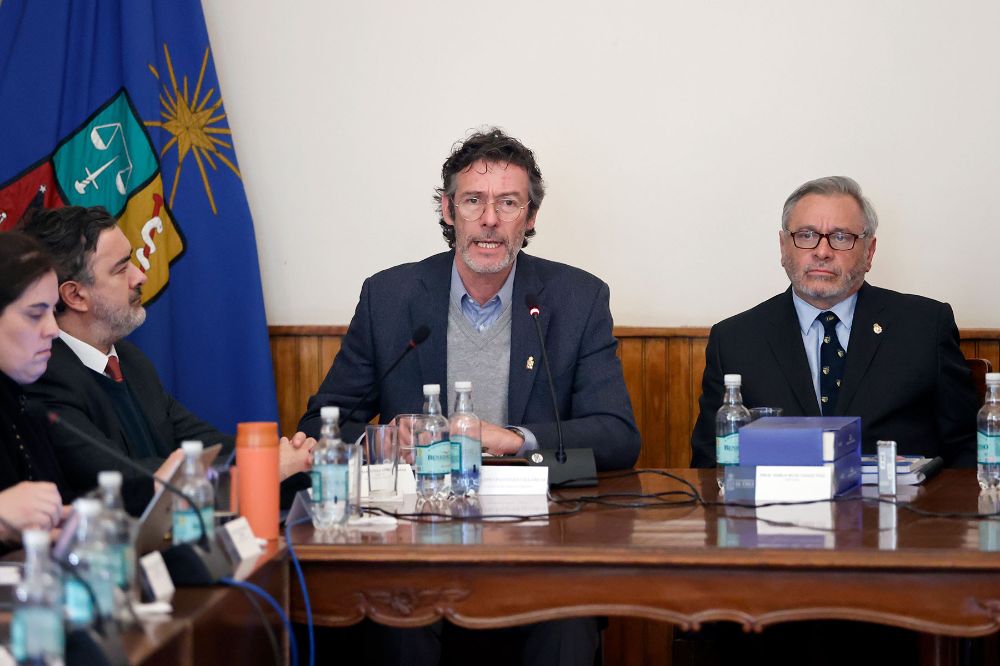 La preparación a la muestra intencionada de carreras y programas, dijo el vicerrector Pastenes, hizo a las unidades académicas mirar sus prácticas, detectar fortalezas y oportunidades de mejora, así como también contrastarlas con los principios declarados en nuestro modelo educativo y las políticas institucionales. 