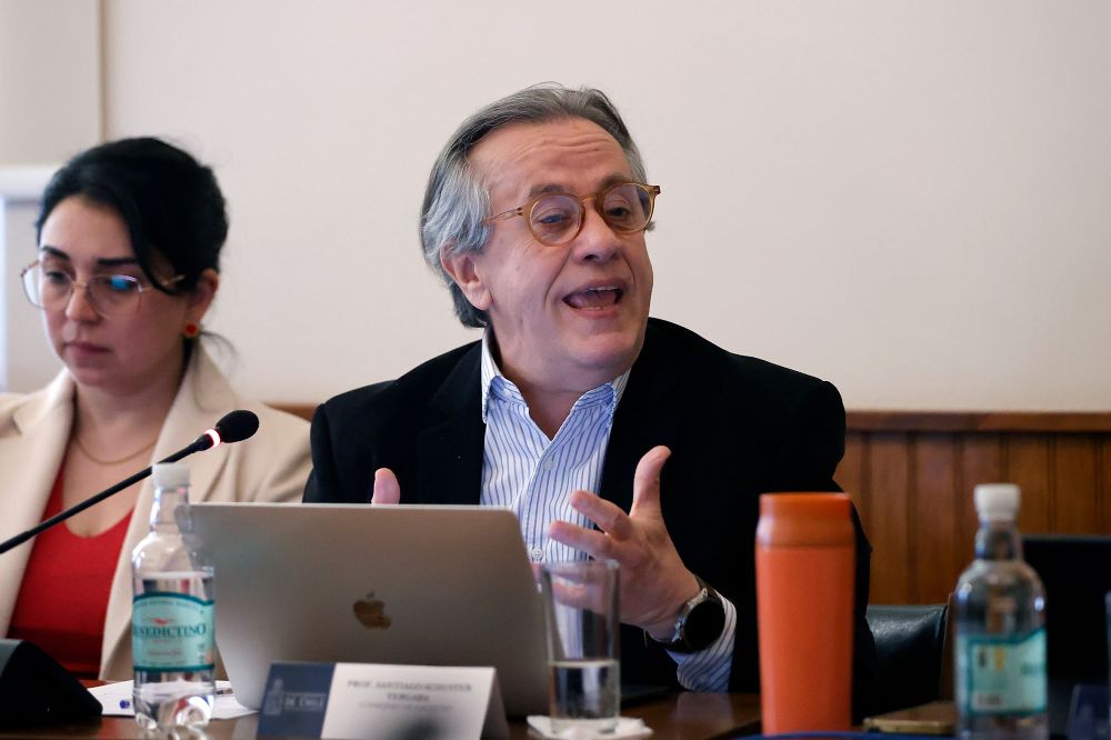 En la Facultad de Derecho, el número de integrantes del cuerpo académico aumentó de 281 a 338 y las jornadas completas equivalentes (según criterio SIES de 40 horas) se incrementaron de 129,3 a 147,2. 