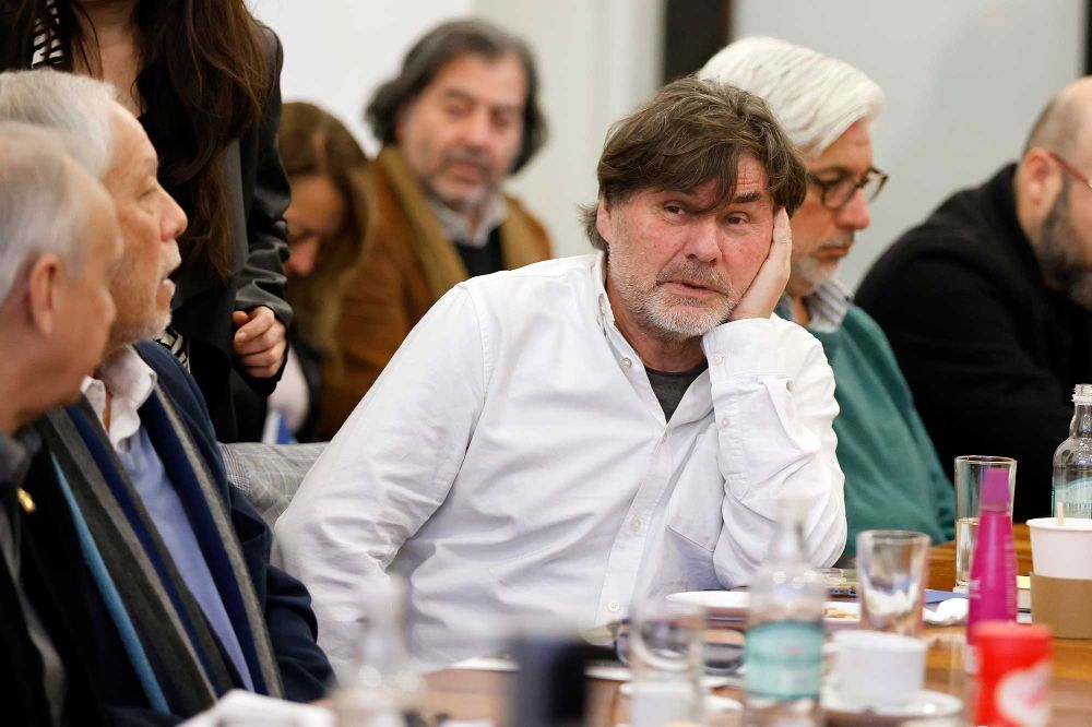 En materia de investigación, la Universidad mantiene más de la mitad de sus publicaciones indexadas en Web of Science (WoS) en el cuartil 1 (Q1), con un total de 23.445 publicaciones entre 2018 y 2023, lo que representa un crecimiento del 3,7%. Miembros del consejo de la FAU señalaron que, si bien en Arquitectura no se aplica el mismo criterio de indexación, existen publicaciones en revistas internacionales de alto prestigio.