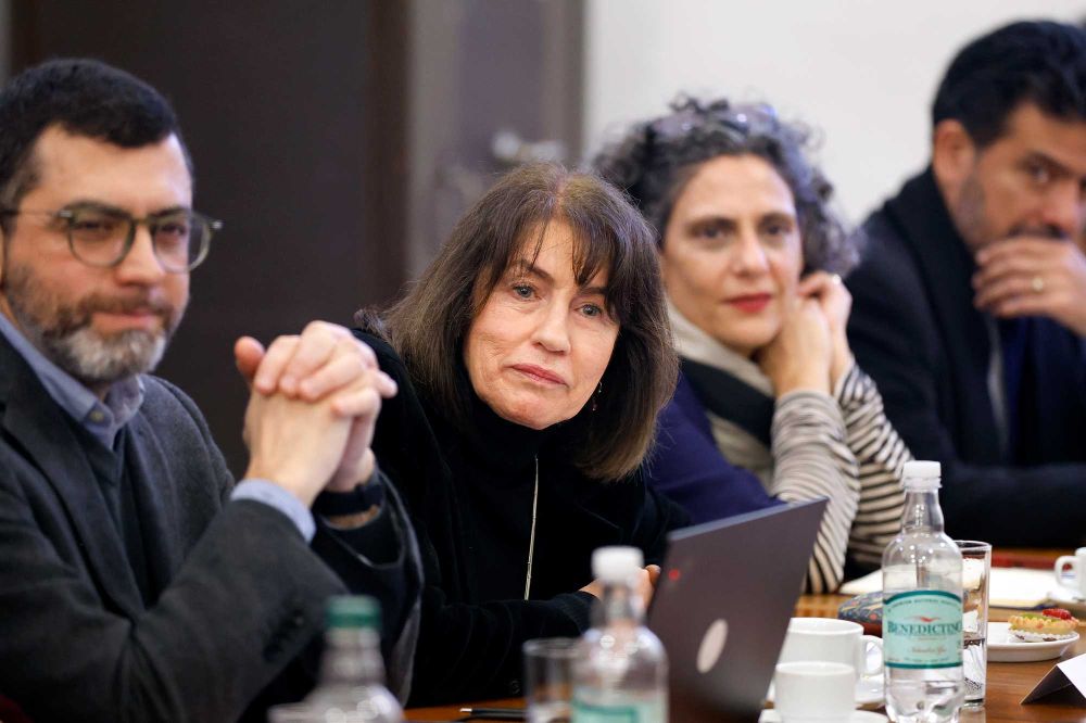 En los últimos años la Universidad ha impulsado una formación más flexible e interdisciplinaria mediante el desarrollo de certificaciones complementarias (minors), el Bachiller General y 58 programas articulados entre pregrado y magíster. En la FAU, este enfoque se refleja en la oferta de cursos transversales y proyectos en terreno que integran a las tres carreras bajo metodologías comunes, dijo la prorrectora, Alejandra Mizala.