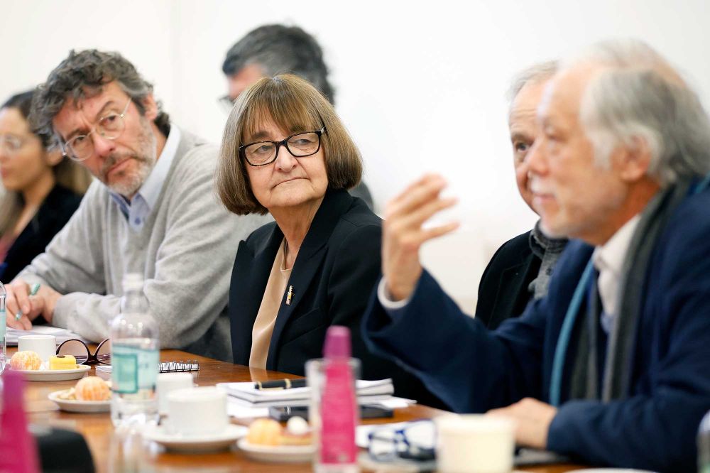 La Rectora Rosa Devés abrió la exposición destacando de este proceso dos desafíos: la exigencia de que sean "por un lado, participativos y, por el otro lado, muy estrictos desde el punto de vista técnico". "Son desafíos que se han cumplido muy bien, porque en estos siete años el sistema de aseguramiento interno de la calidad de nuestra Universidad se ha ido consolidando.