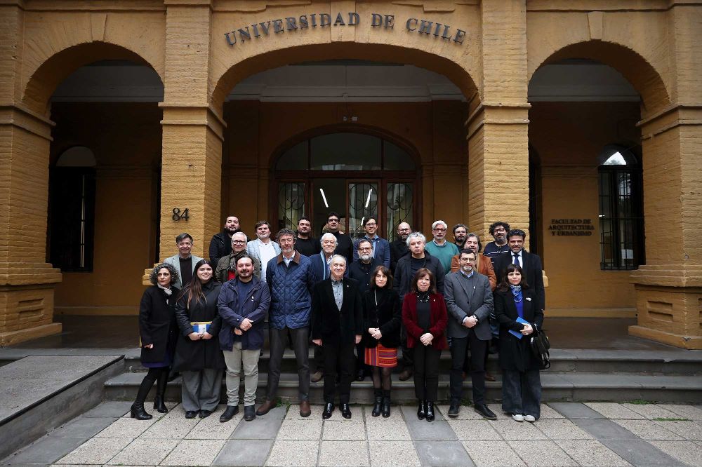 Durante el encuentro, la Prorrectora detalló los avances de la Universidad y de la FAU durante estos últimos siete años. Entre los más importantes está, precisamente, la transversalización del sistema interno de aseguramiento de la calidad, que abarca la autoevaluación institucional, la evaluación académica y la calificación académica y funcionaria, así como la calidad de los programas de pregrado y postgrado.
