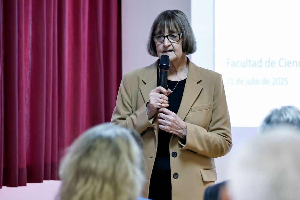 Siempre hemos participado en ciclos de siete años, viendo cómo el sistema va evolucionando y siendo cada vez más exigente, más participativo y más riguroso. En cada proceso tenemos que no sólo ponernos al día con lo que se espera, sino que también como Universidad de Chile ponemos un estándar de calidad para todo el sistema de educación superior", señaló la Rectora Devés al inicio del encuentro.