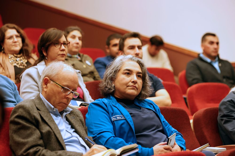  En la Facultad de Ciencias Veterinarias y Pecuarias, el compromiso con la igualdad de género se materializa a través del trabajo de la Oficina de Género, Diversidades e Inclusión del Campus Sur. Además, se han implementado medidas concretas como la reducción de brechas salariales, y la aplicación del principio de igualdad en los procesos de reclutamiento.
