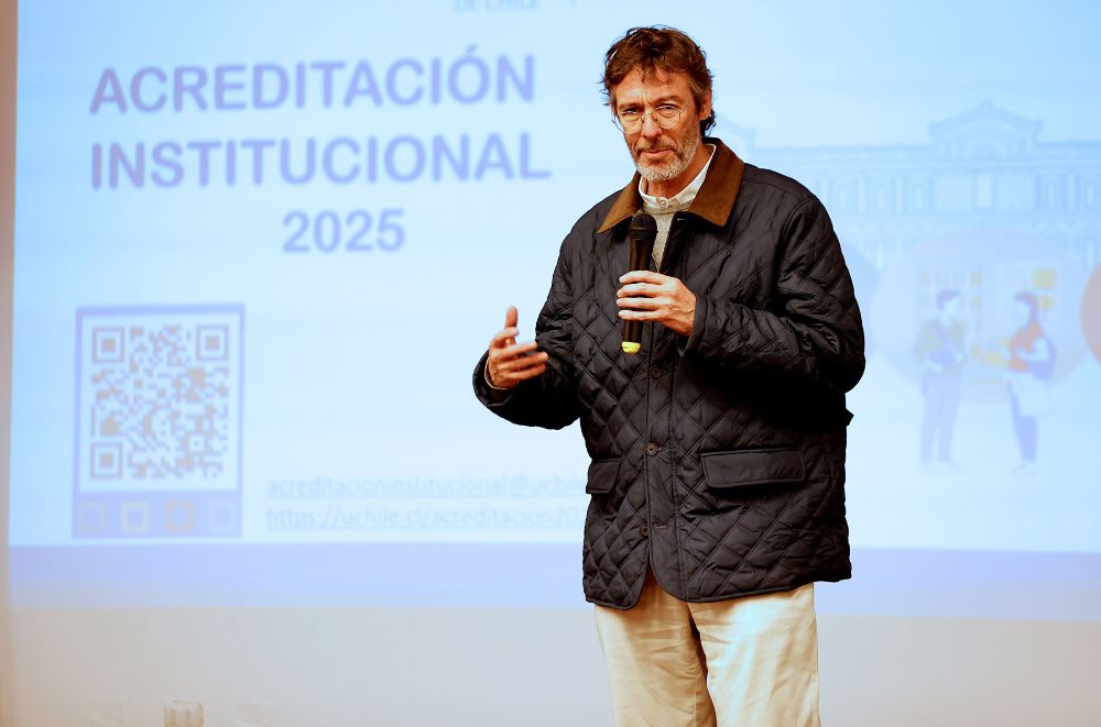 El vicerrector Pastenes destacó que la recopilación y sistematización de la evidencia permitió un aprendizaje importante en las unidades académicas, más allá de su selección o no en esta muestra, pues las invitó a mirar sus prácticas, detectar fortalezas y oportunidades de mejora, así como también a reunir elementos que demostraran que estaban haciendo lo prometido en el modelo educativo y en las políticas y normativas de la Universidad. 