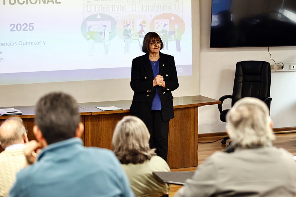 “Tenemos ya una larga experiencia, pues la Universidad de Chile estuvo entre las primeras instituciones en acreditarse, en el año 1998, y se ha ido generando mucho conocimiento con nuestros criterios y estándares, que han sido compartidos y utilizados por otras universidades. Como institución, tenemos una gran responsabilidad, porque lo que hagamos en este proceso establece un estándar nacional”, señaló la Rectora Rosa Devés