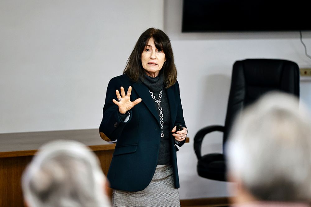 “El replanteamiento de la concepción tradicional de mérito es otra de las prioridades de la Universidad de Chile, que ha trabajado sistemáticamente desde 2012 para reconocer y valorar talentos y trayectorias diferentes, en el entendido de que un estudiantado diverso enriquece y potencia su quehacer” destacó la prorrectora; y agregó: “con el fin de apoyar a sus estudiantes, la Facultad implementa acciones de acompañamiento académico, habilidades socio emocionales y de autoaprendizaje”.