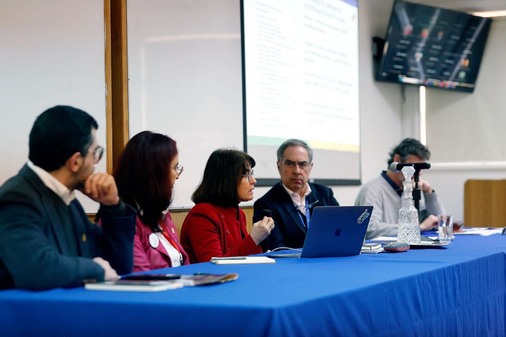 En la Facultad de Medicina, el cuerpo académico pasó de 1.267 a 1.545 académicas y académicos, mientras que las JCE aumentaron de 665 a 686 en el mismo periodo. Estos avances reflejan el compromiso de la facultad y de la Universidad por consolidar un cuerpo académico robusto, diverso y con mayor presencia femenina.