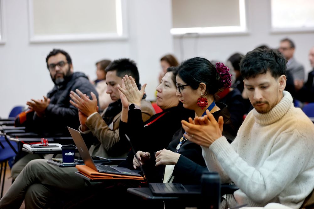 La Universidad de Chile tiene 16 vías de ingreso adicionales al ingreso regular, 12 son propias y cuatro son lideradas por los ministerios de educación y ciencias. Para acompañar las trayectorias estudiantiles la Universidad y esta facultad, tienen  programas de apoyo académico, económico, social y de salud mental y emocional.