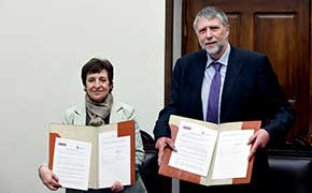 La directora de Relaciones Internacionales de la U. de Chile, Alicia Salomone, y el vicepresidente Internacional de la U. de Manchester, Stephen Flint.