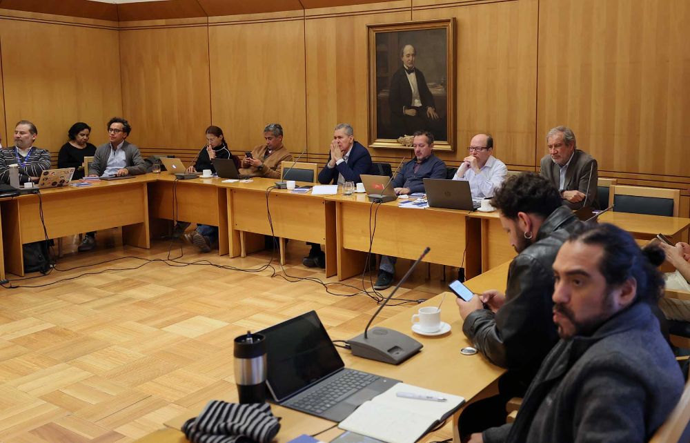 En materia de fortalecimiento académico, la Universidad aumentó en 244 el número de académicas y académicos respecto al proceso anterior, con un alza del 3,2% en la participación femenina, que hoy alcanza un promedio del 40%. También se han logrado mejoras en jerarquización y una disminución de la edad promedio del cuerpo académico.