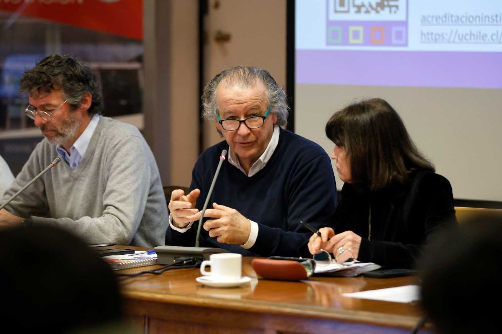 La titulación oportuna ha sido otro foco de mejora. En la FCFM, el trabajo en diagnóstico y apoyo integral —académico, económico y socioemocional— ha permitido que carreras como Geología e Ingeniería Civil alcancen un 100% de titulación oportuna según el criterio SIES que lo mide posterior al plan común, reduciendo además la duración promedio de las carreras a 5,5 años.