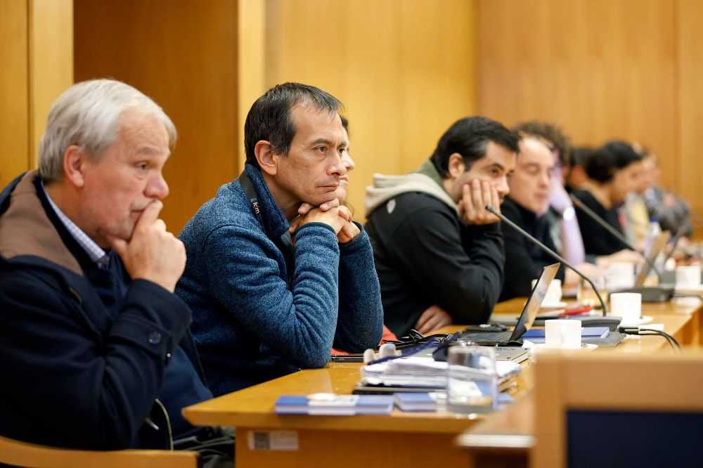 En investigación, entre 2028 y 2023 la Universidad registra 23.445 publicaciones indexadas, con más de la mitad en el cuartil 1 de Web of Science (WoS) y un crecimiento del 8% en colaboración internacional. La FCFM aporta significativamente a estas cifras, con 820 artículos anuales indexados en WoS y 70 proyectos concursables adjudicados al año.