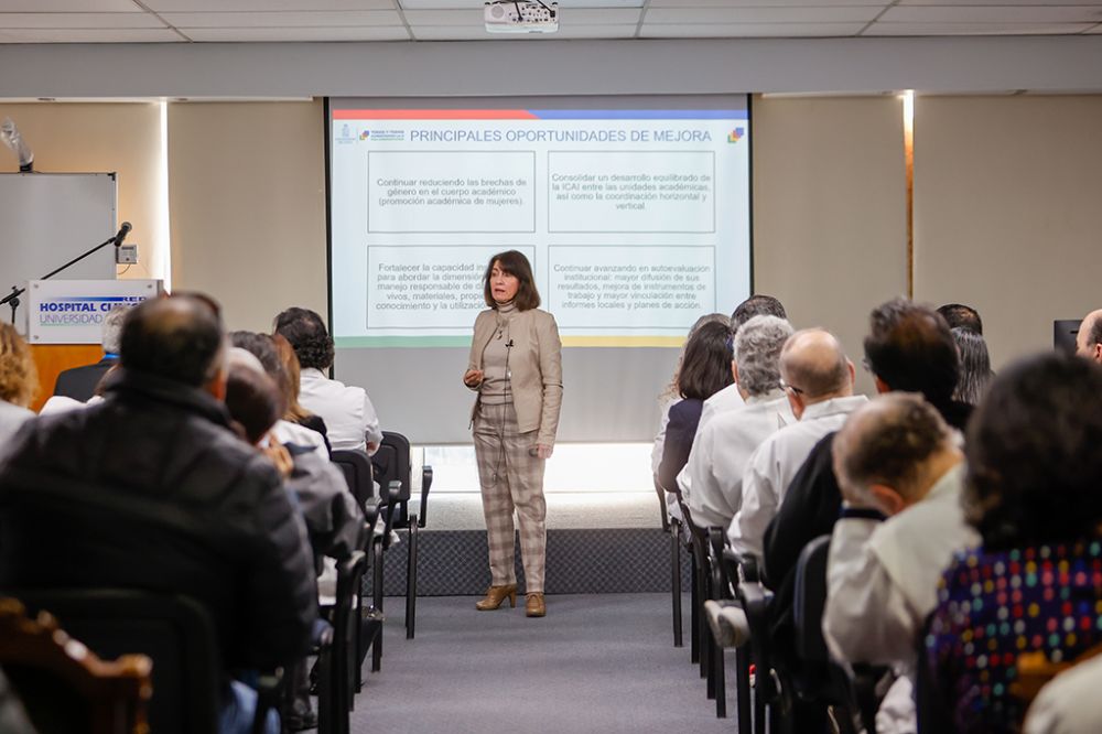 La prorrectora Alejandra Mizala subrayó que el Hospital Clínico constituye un pilar estratégico para la Universidad y para el país, al combinar formación académica, investigación clínica avanzada y servicio público en salud.