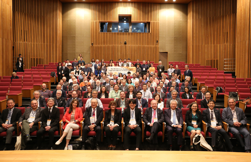 La delegación de la Casa de Bello fue liderada por la Rectora Rosa Devés y contó con la participación de 26 miembros del plantel, logrando importantes articulaciones con entidades científicas japonesas, en materias como salud e ingeniería.
