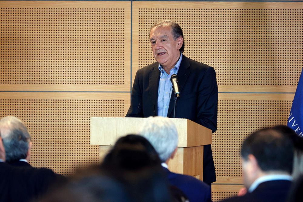 El académico colombiano Pedro Medellín moderó la conferencia inaugural de Massimo D’Alema en la Facultad de Gobierno.