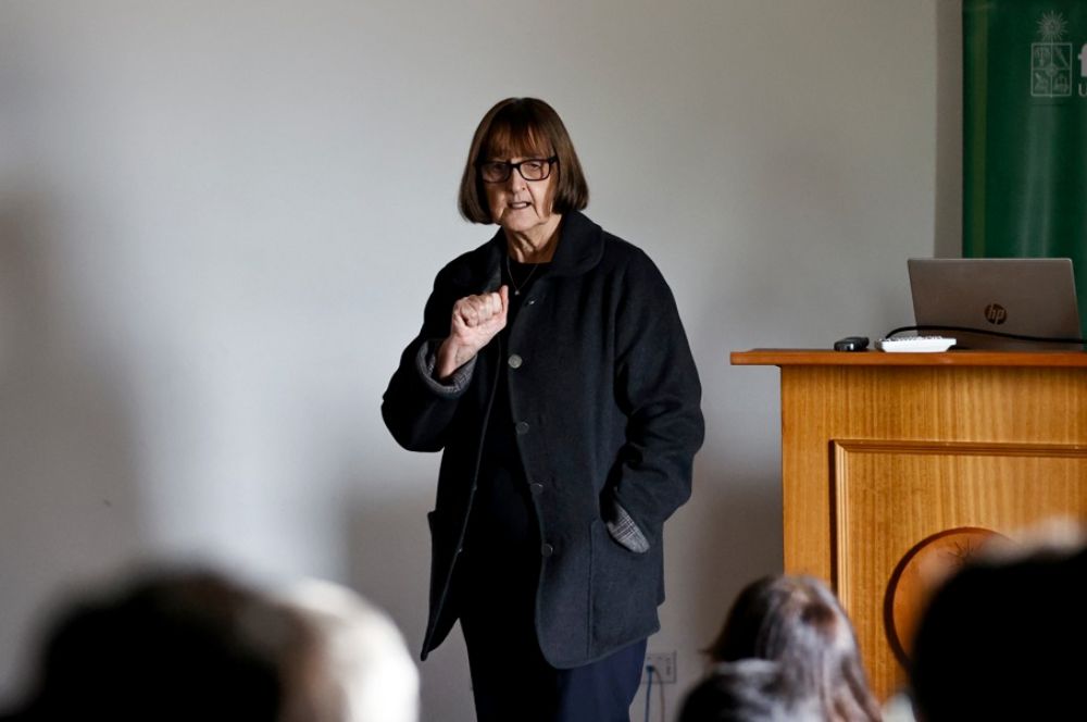 “Este proceso que estamos viviendo es algo que realizamos responsablemente por el país, donde tenemos que mostrar cómo hacerlo de la mejor manera y poner estándares, no solo de la calidad de nuestro quehacer, sino también de cómo llevamos a cabo estos procesos: con mucha autenticidad y transparencia”, dijo la Rectora, Rosa Devés
