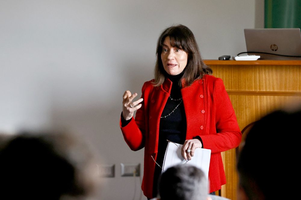 La prorrectora, Alejandra Mizala, quien ha guiado el proceso de acreditación institucional, fue la encargada de dar a conocer los contenidos más relevantes del informe y destacar los logros propios de la facultad. Entre ellos, mencionó el avance en titulación oportuna desde la acreditación pasada, que finalizó en 2018.