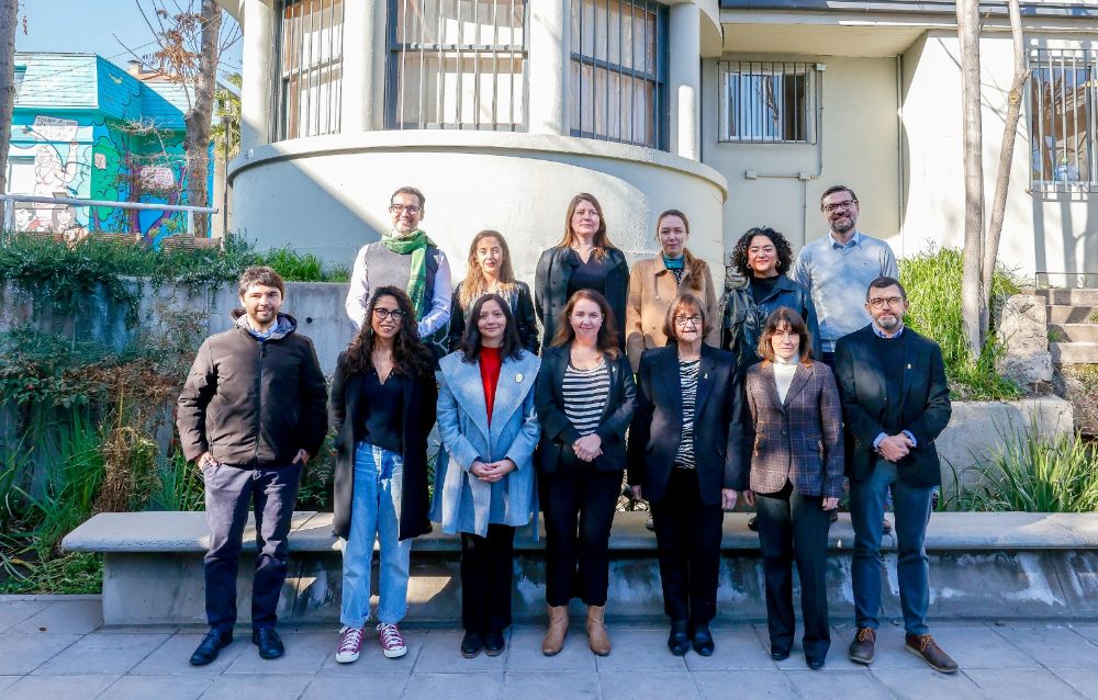 La Rectora, la Prorrectora y el director de acreditación institucional visitaron el Instituto de Estudios Avanzados en Educación para compartir los principales resultados del informe de autoevaluación institucional, donde el IE destaca por la calidad de su investigación y su vinculación con la sociedad.