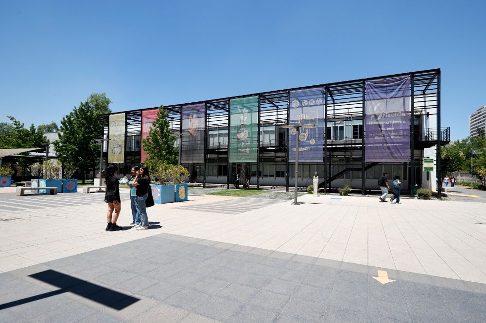 Los proyectos FIDA han sido claves. El primero (2016–2021) se centró en innovación curricular del pregrado y renovación de laboratorios, mientras que el segundo se ha enfocado en la implementación del grado de bachiller en las carreras del pregrado, la articulación entre niveles con el postgrado y ha generado las condiciones adecuadas para posibilitar la docencia híbrida.