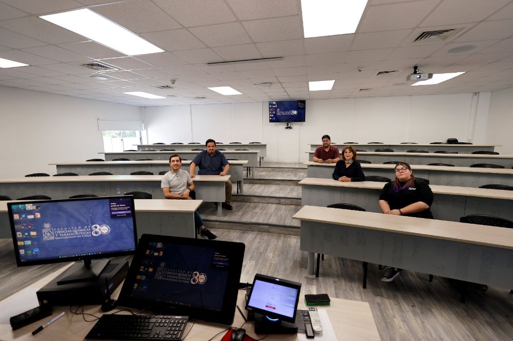 Consultada por cómo se vincula el proceso formativo con la infraestructura, Paz Roberts, vicedecana de la FCQyF, es clara: “Es muy importante, por eso el proyecto Fida que comenzó en 2021 tenía el objetivo de hacer nuestra educación híbrida y para eso necesitábamos hacer que las salas de clases tuvieran la tecnología de la más alta calidad que pudiésemos encontrar”.