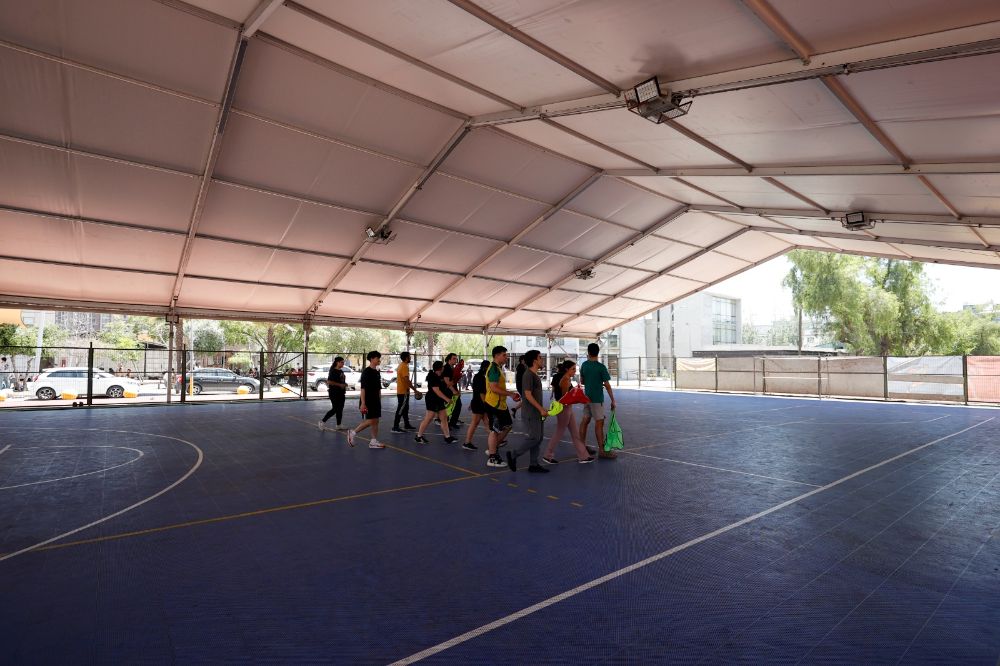 La estudiante y miembro del Centro de Alumnos, Alejandra Alarcón, destaca que “tenemos un ambiente bastante grato, el hecho que no seamos una facultad grande hace que estemos más juntos y que tengamos una buena comunicación entre estudiantes, académicos y funcionarios”. Sin embargo, también identifica desafíos a trabajar con las autoridades de la facultad.