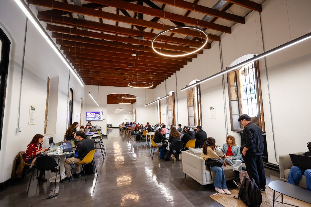 La Facultad de Arquitectura y Urbanismo vive una transformación visible, ya que se ha convertido en un espacio que se renueva con infraestructura pensada para las y los estudiantes. 