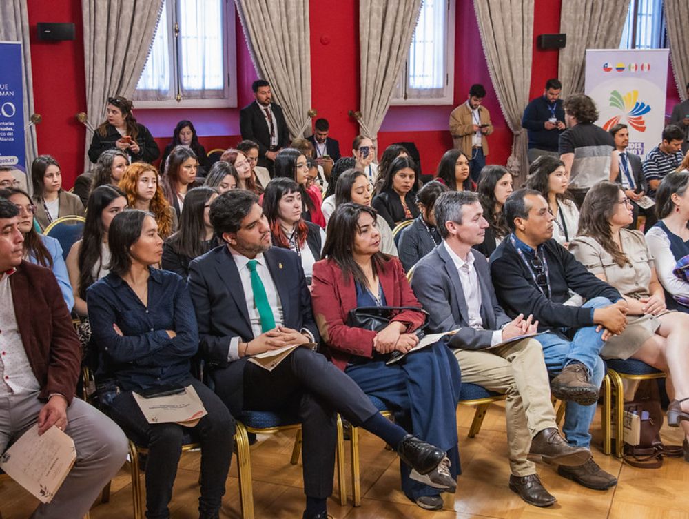 Gustavo Fuentes, jefe de gabinete Vaec, junto a otros representantes de universidades acompañaron a las estudiantes durante la ceremonia.