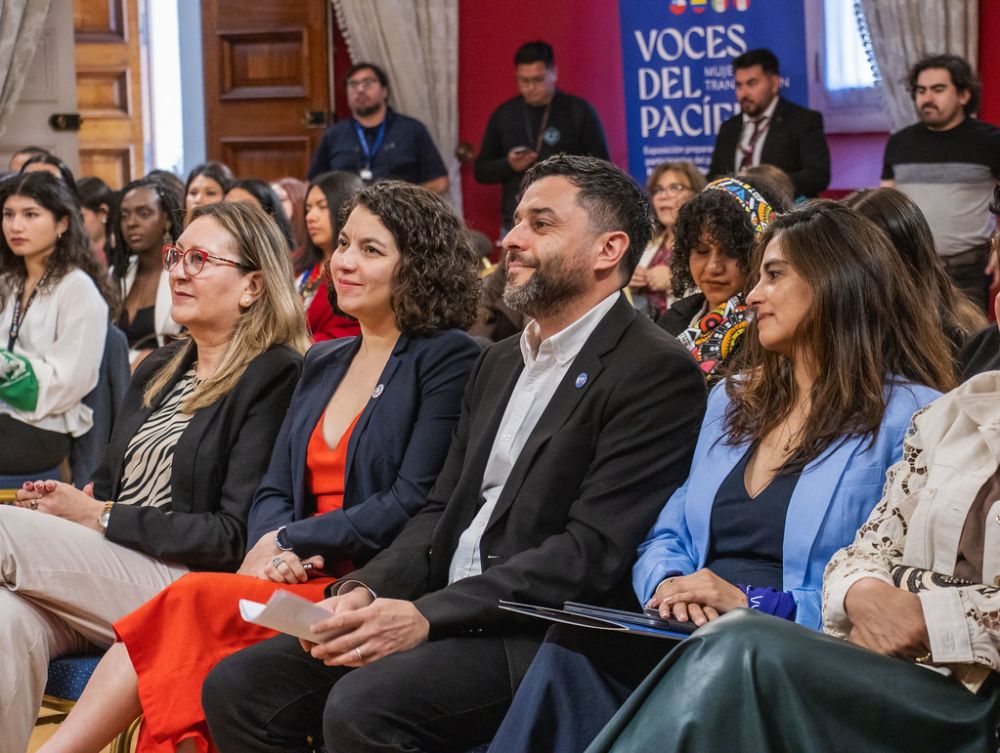 La actividad fue presidida por la ministra de Desarrollo Social y Familia, Javiera Toro; la subsecretaria de Relaciones Económicas Internacionales, Claudia Sanhueza; y el director nacional del INJUV, Juan Pablo Duhalde.