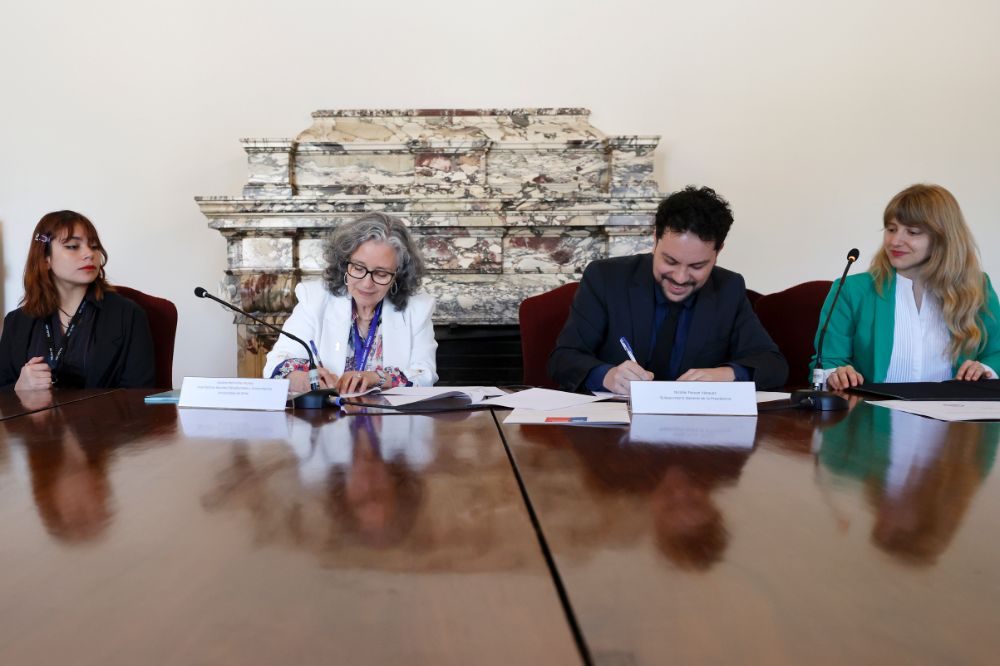 El acuerdo busca potenciar iniciativas como “Escuela Más Ciudadanía”, en la que integrantes de la comunidad UChile podrán convertirse en formadores cívicos.