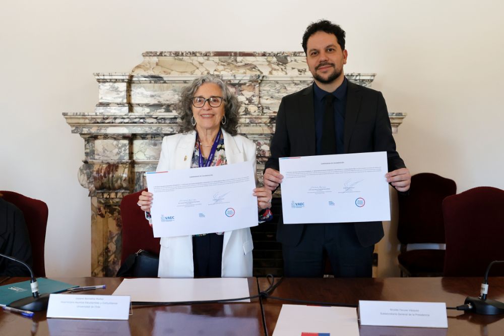 El acuerdo fue suscrito por el subsecretario de la Segpres, Nicolás Facuse, y la vicerrectora de Asuntos Estudiantiles y Comunitarios, Josiane Bonnefoy.