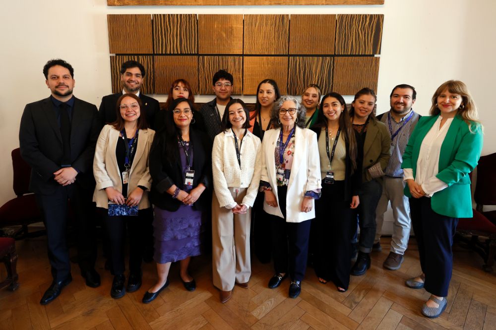 Los Equipos de la VAEC, DIRBDE y representantes estudiantiles, asistieron a la ceremonia de firma en el palacio de La Moneda.