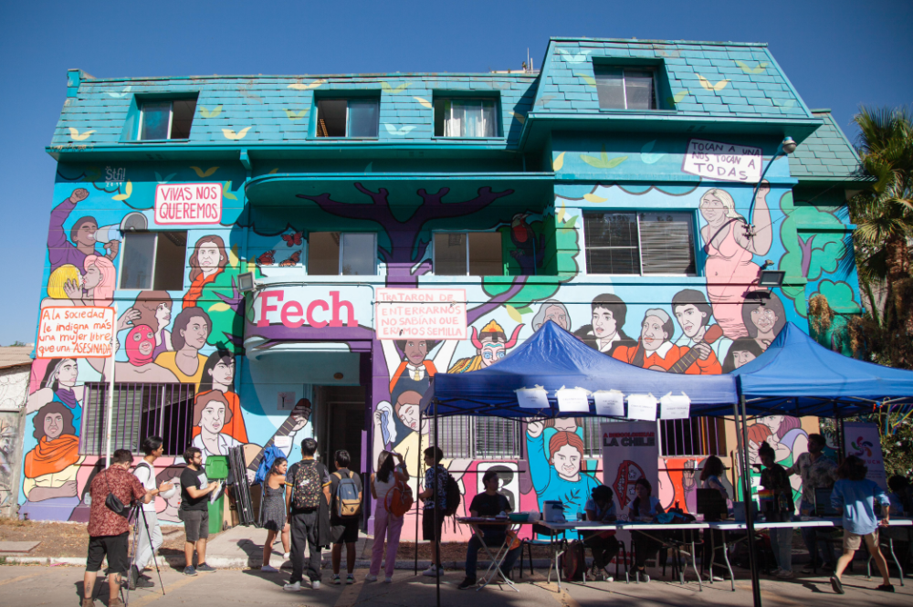 El Archivo FECH se encuentra en el segundo piso de la Casa FECH. Puede ser visitado de martes a viernes previa inscripción.