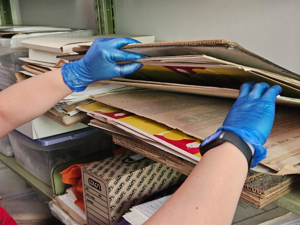 El Archivo y Centro de Documentación FECH se compone de tres fondos documentales: el Fondo FECH, el Fondo Agrupación Cultural Universitaria o Fondo ACU y el Fondo Archivo Oral. 