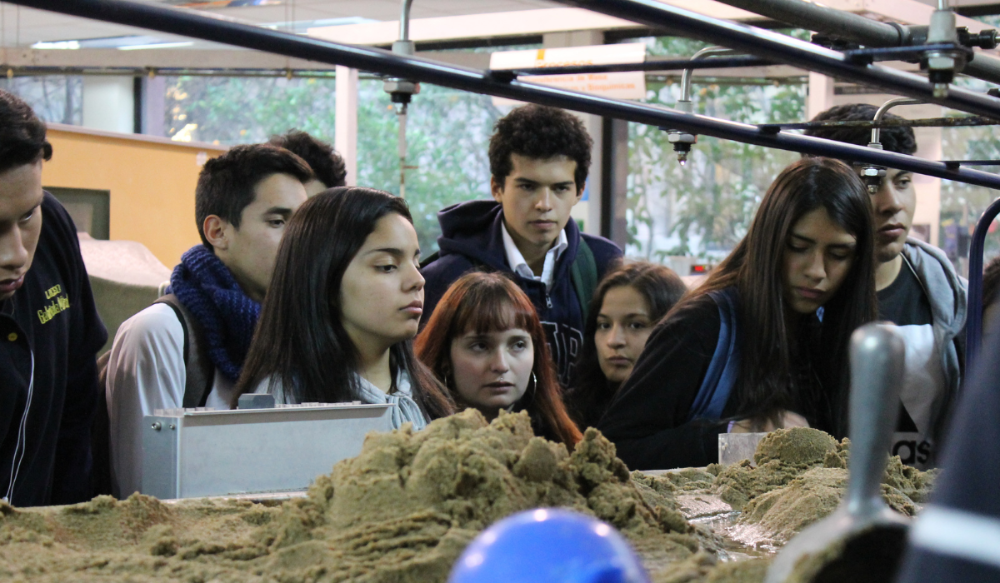 Visita a los laboratorios de hidráulica en la Facultad de Ciencias Físicas y Matemáticas.