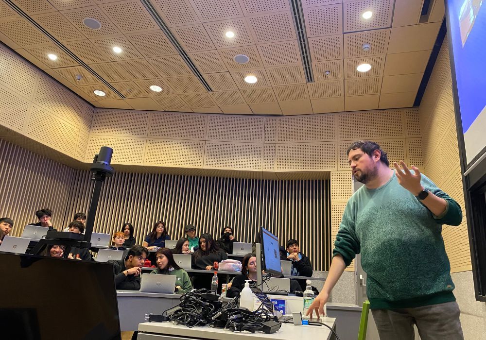 Estudiantes PACE de enseñanza media participan de taller de IA