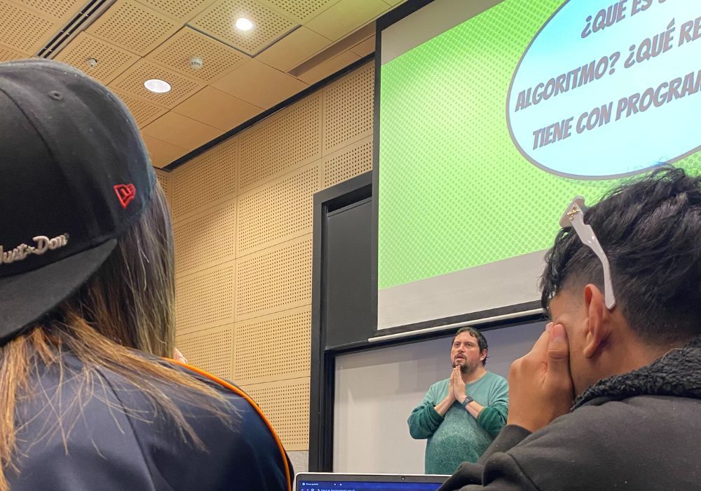 Estudiantes PACE de enseñanza media participan de taller de IA