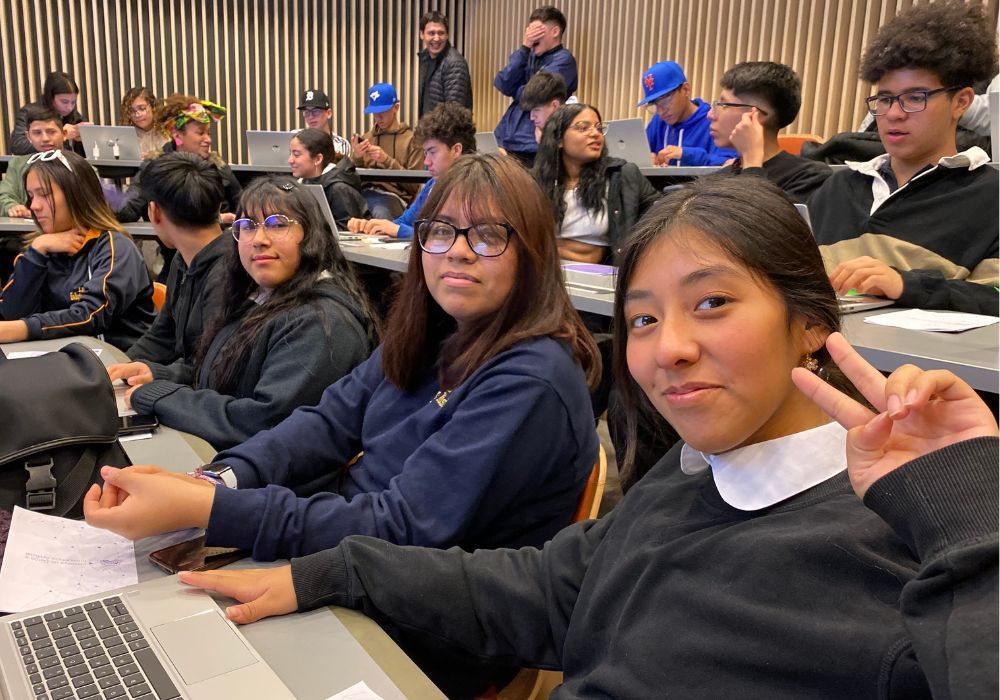 Estudiantes PACE de enseñanza media participan de taller de IA