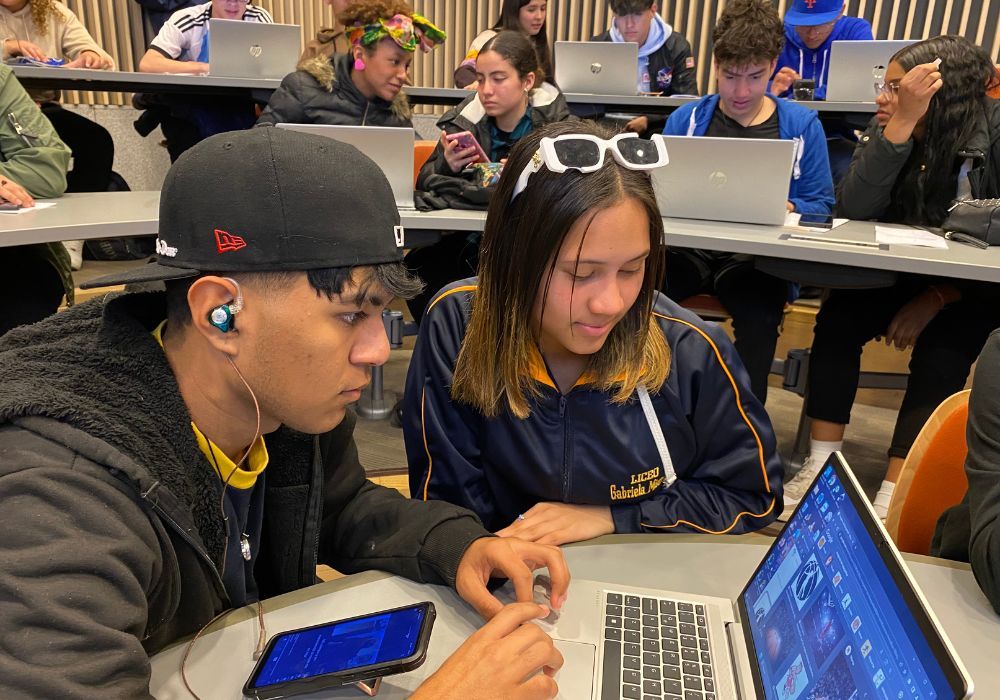 Estudiantes PACE de enseñanza media participan de taller de IA