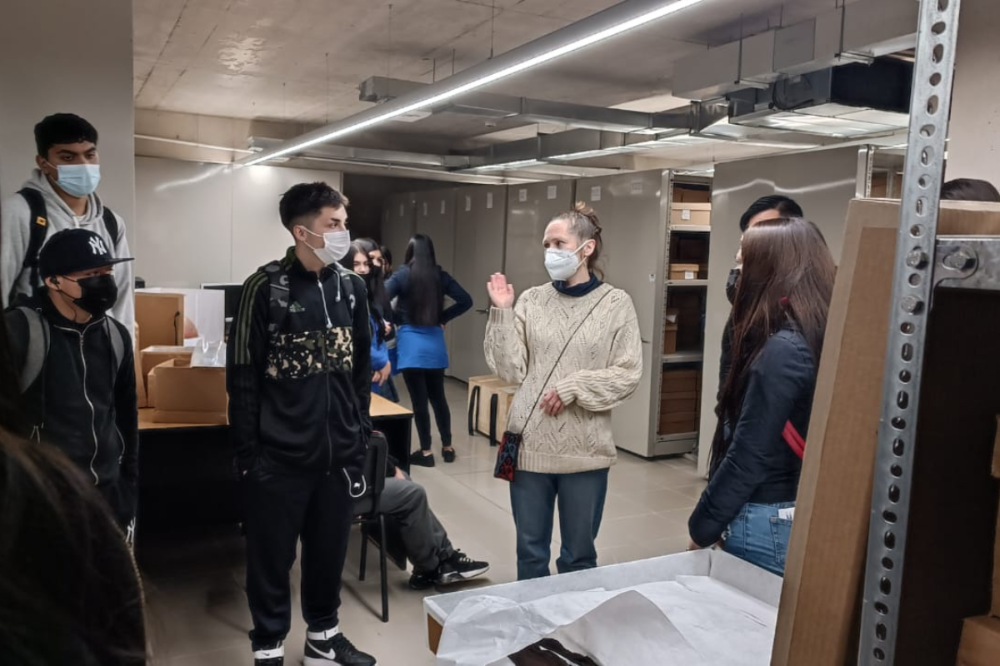 Visita a las colecciones patrimoniales del Departamento de Antropología.