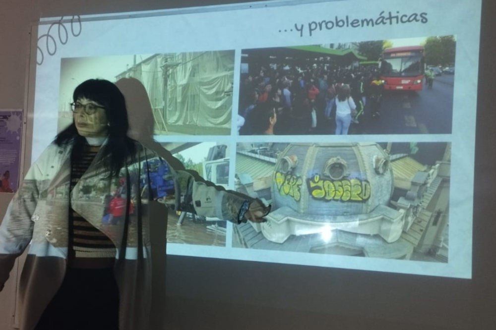 Paulina Cabanillas del Programa Académico de Bachillerato durante el taller de cartografía vocacional.